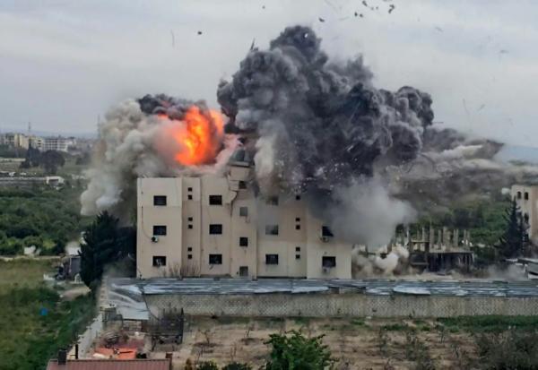 Frappe israélienne dans le village d'Abbasiyyeh, dans le sud du Liban, le 13 mars 2026