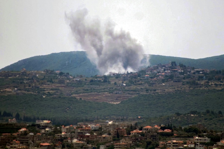 Un panache de fumée après une frappe aérienne israélienne sur le village de Zibqin, dans le sud du Liban, le 17 mai 2026 
