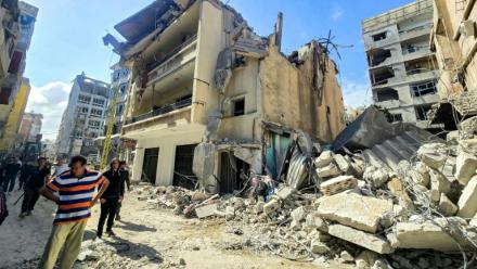 Des habitants devant les décombres de bâtiments endommagés et effondrés après des frappes israéliennes nocturnes sur la ville de Tyr, dans le sud du Liban, le 16 mai 2026
