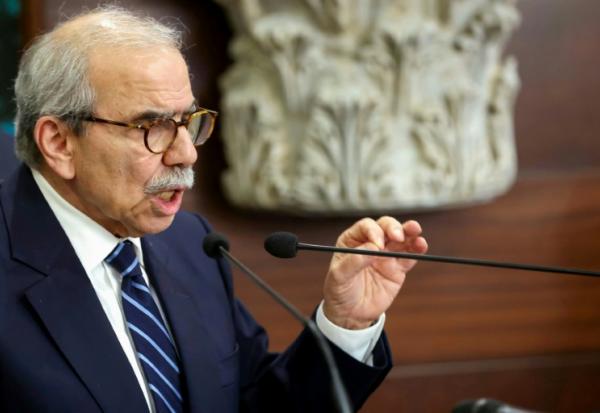 Image fournie par la présidence libanaise du Premier ministre libanais Nawaf Salam devant la presse à Baabda, près de Beyrouth, le 5 août 2025