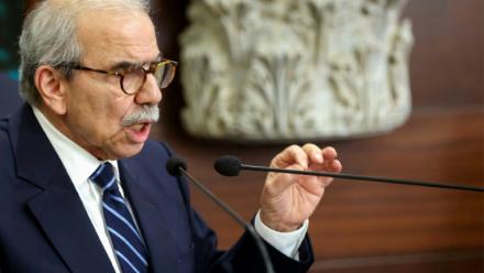 Image fournie par la présidence libanaise du Premier ministre libanais Nawaf Salam devant la presse à Baabda, près de Beyrouth, le 5 août 2025