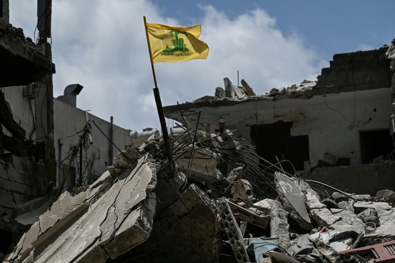 Le drapeau jaune du Hezbollah dans les décombres d'un bâtiment détruit par une frappe aérienne israélienne à Tyr, dans le sud du Liban, le 23 juin 2026