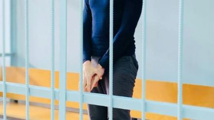 Photo du 23 octobre 2025 publiée par le service de presse unifié des tribunaux de la région de Primorié, montrant le cycliste français Sofiane Sehili, arrêté pour suspicion d'avoir traversé illégalement la frontière russe, dans une salle d'audience après avoir été condamné à une amende de 50 000 roubles (530 euros) puis libéré sans l'avoir payée, dans la colonie extrême-orientale de Pogranitchny