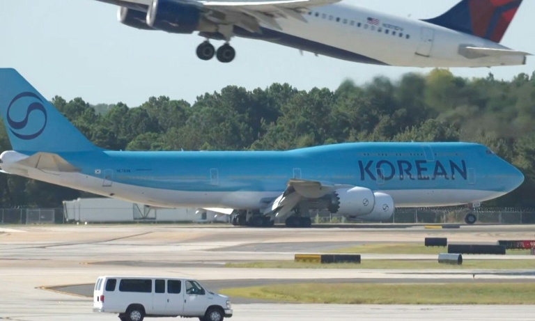 Cette capture d'écran d'une vidéo de l'AFP montre un Boeing affrété par Korean Air en provenance de Séoul arrivant à Atlanta, en Géorgie, le 10 septembre 2025