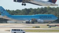 Cette capture d'écran d'une vidéo de l'AFP montre un Boeing affrété par Korean Air en provenance de Séoul arrivant à Atlanta, en Géorgie, le 10 septembre 2025
