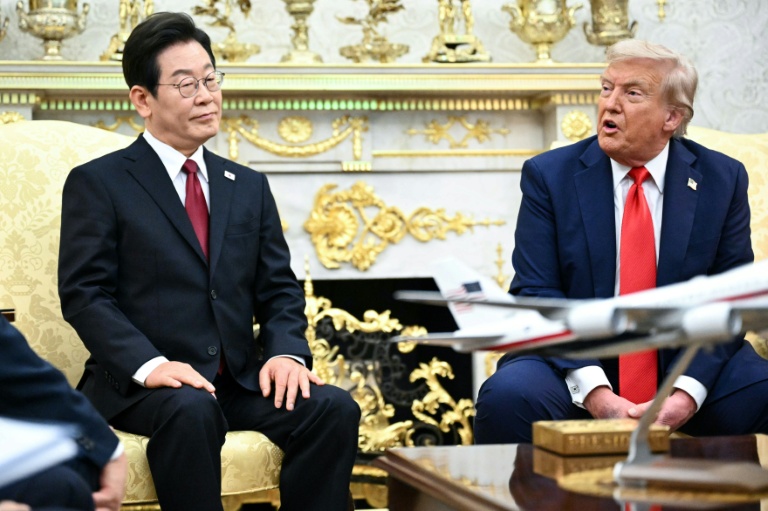 Le président américain Donald Trump avec son homologue sud-coréen Lee Jae Myung dans le Bureau ovale de la Maison-Blanche, à Washington, le 25 août 2025