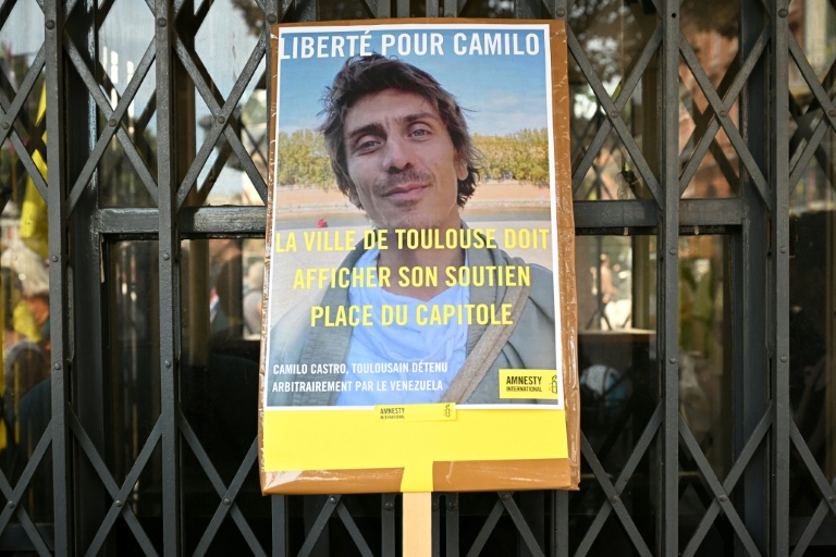 Photographie de Camilo Castro sur une pancarte lors d'un rassemblement pour protester contre sa détention au Venezuela, à Toulouse, le 20 septembre 2025