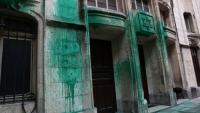 La peinture verte sur les murs de la synagogue Agoudas Hakehilos à Paris le 31 mai 2025
