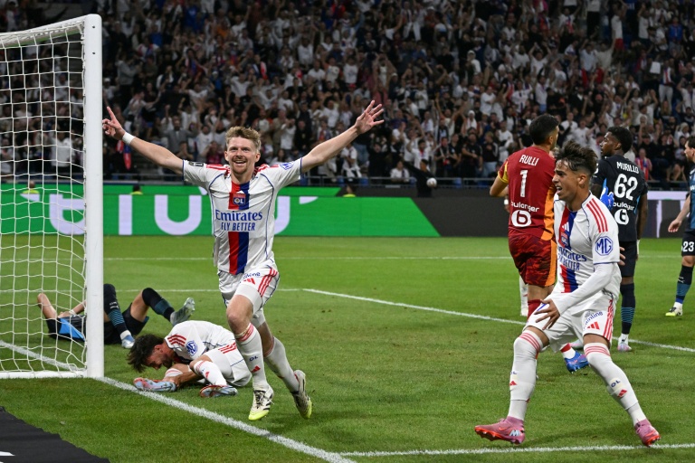 Le milieu lyonnais Pavel Sulc célèbre le but contre son camp de Leonardo Balerdi lors du match de Ligue 1 entre l'OL et l'Olympique de Marseille au Groupama Stadium le 31 août 2025