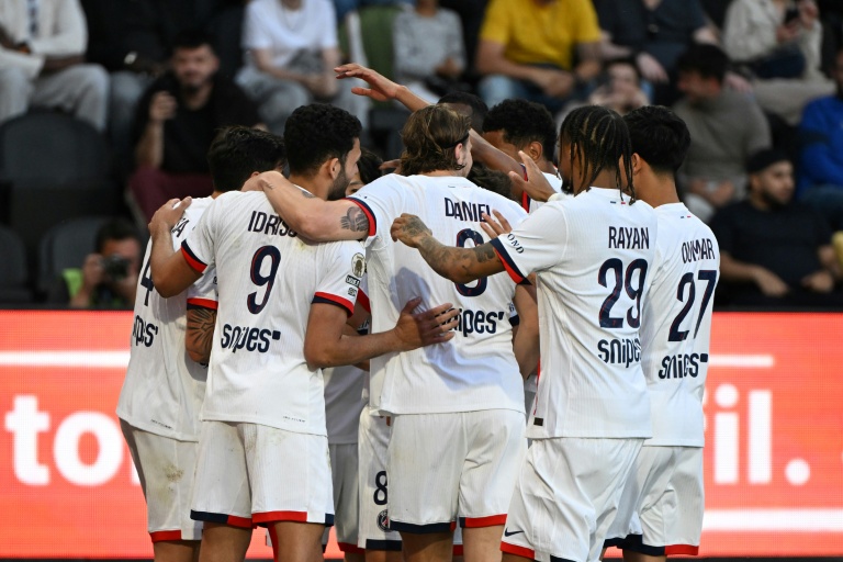 Les joueurs du PSG se congratulent après leur troisième but inscrit par Lucas Beraldo à Angers, le 25 avril 2026