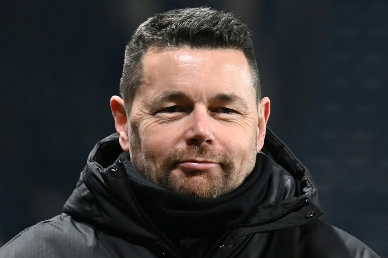 Pierre Sage, l'entraîneur de Lens, à lissue du match de Ligue 1 remporté à Angers le 30 novembre 2025 au stade Raymond-Kopa