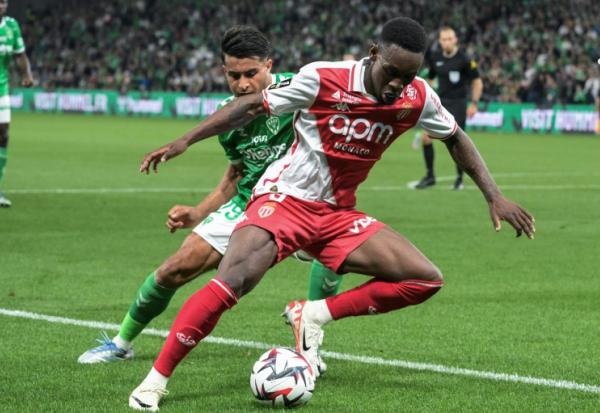 Le Monégasque Folarin Balogun au duel avec le Stéphanois Aimen Moueffek lors du match de Ligue 1 entre Monaco et Saint-Etienne à Geoffroy-Guichard le 3 mai 2025