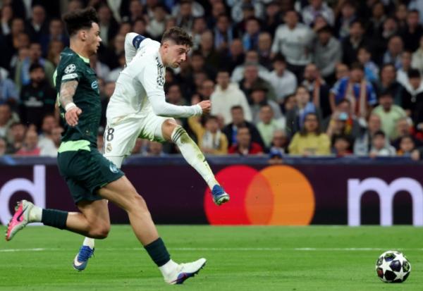 Le milieu de terrain uruguayen du Real Madrid Federico Valverde  (à droite), auteur d'un triplé contre Manchester City en 8e aller de la Ligue des champions, le 11 mars 2026 au stade Bernabéu