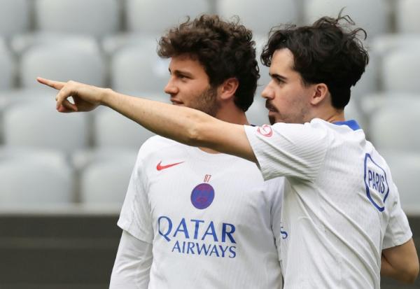 Les milieux portugais du Paris SG Joao Neves (à gauche) et Vitinha, le 5 mai 2026 à Munich