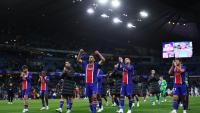 Les Parisiens, avec en tête le capitaine Marquinhos, communient avec leurs supporters à l'issue du match remporté à Manchester City en Ligue des champions League, le 14 octobre 2026 
