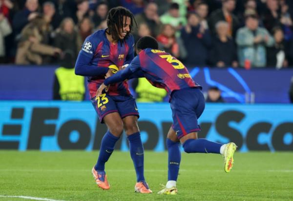 Le défenseur français du Barça Jules Koundé (à gauche) lors du match de ligue des champions contre Francfort, le 9 décembre 2025