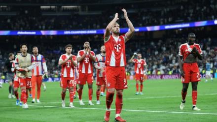 Les joueurs du Bayern Munich, Harry Kane en tête, communient avec leurs supporters à l'issue de leur victoire contre le Real Madrid au stade Santiago-Bernabeu, le 7 avril 2026 