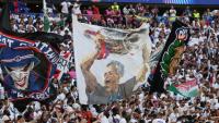 Les supporters du Paris SG brandissent des drapeaux avant la finale de la Ligue des champions, le 30 mai 2026 à Budapest
