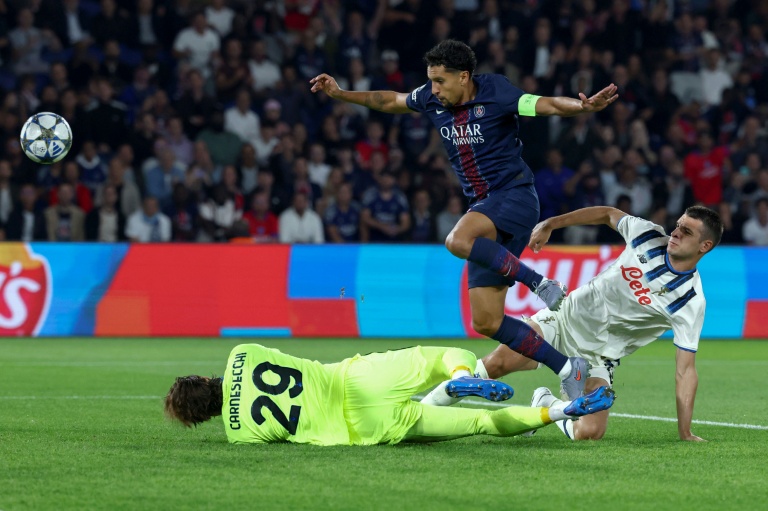Le défenseur parisien Marquinhos (au centre) en train de marquer contre l'Atalanta Bergame, en Ligue des champions au Parc des Princes le 17 septembre 2025 