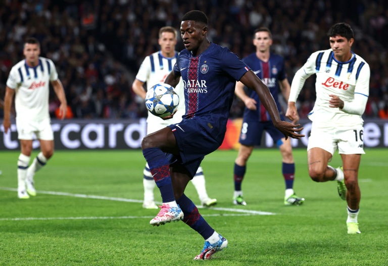 Le défenseur portugais du Paris Saint-Germain Nuno Mendes (au centre) lors du match de Ligue des champions contre l'Atalanta Bergame au Parc des Princes, le 17 septembre 2025 