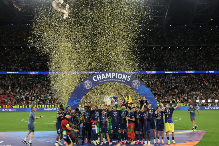Les joueurs du Paris SG soulèvent leur deuxième Ligue des champions, après leur victoire en finale contre Arsenal, le 30 mai 2026 à Budapest
