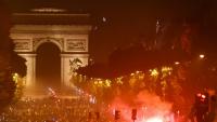 Des supporters du PSG se rassemblent sur les Champs-Elysees le 30 mai 2026 à Paris pour célébrer la victoire de leur club en finale de la Ligue des champions face à Arsenal