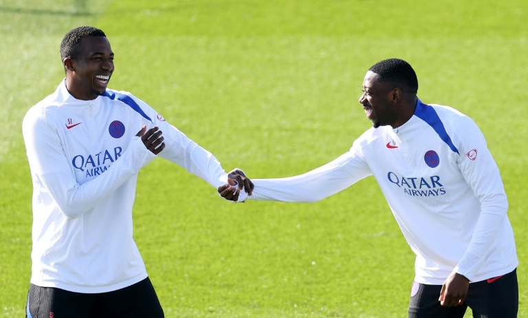 Le défenseur équatorien du Paris Saint-Germain, Willian Pacho, et son coéquipier, l'attaquant français, Ousmane Dembélé, lors d'une séance d'entraînement à Poissy, le 10 mars 2026