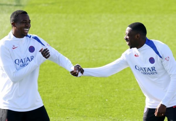 Le défenseur équatorien du Paris Saint-Germain, Willian Pacho, et son coéquipier, l'attaquant français, Ousmane Dembélé, lors d'une séance d'entraînement à Poissy, le 10 mars 2026