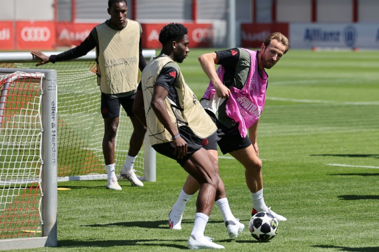 Harry Kane (à droite) et ses coéquipiers du Bayern préparent leur match contre le PSG, lors d'une séance d'entraînement à Munich, le 27 avril 2026 