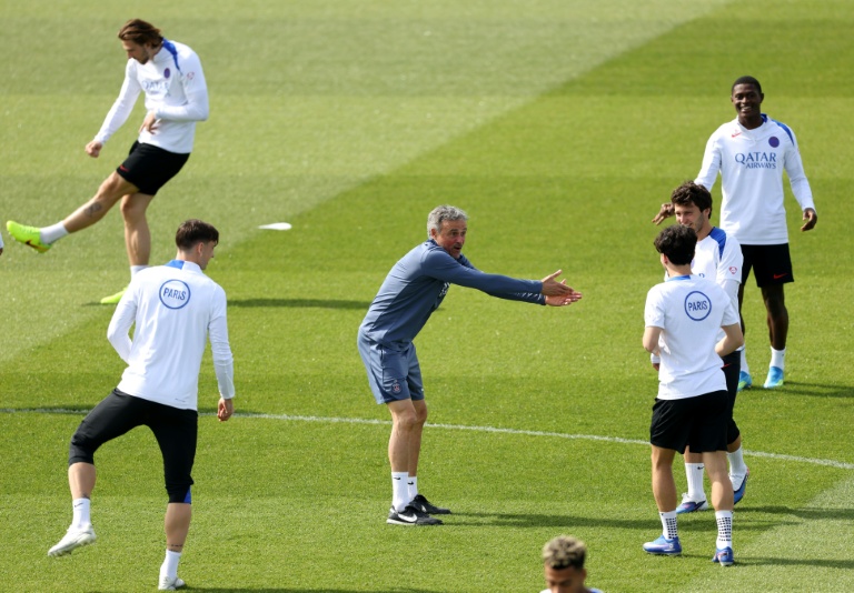 Le coach Luis Enrique dirige la séance d'entraînement de veille de match contre le Bayern, au Campus PSG de Poissy, le 27 avril 2026  