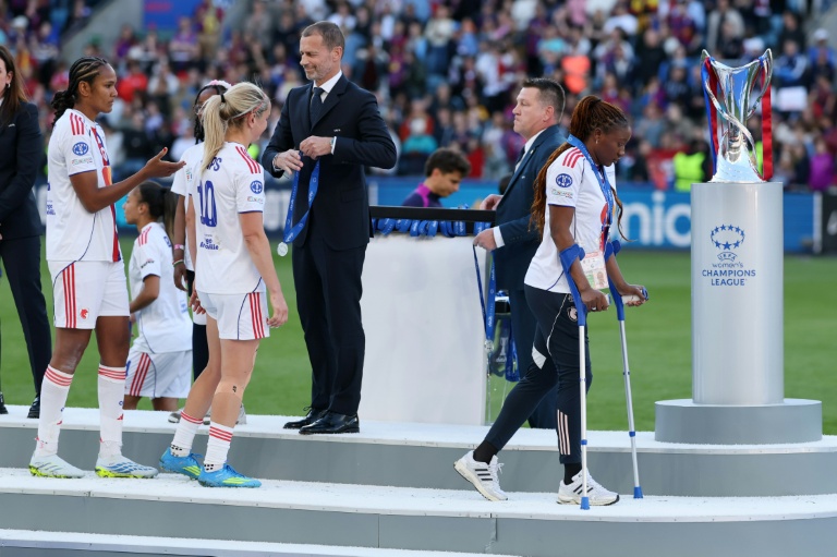 Les Lyonnaises et leur capitaine Wendie Renard (g), battues en finale de la Ligue des champions par Barcelone, le 23 mai 2026 à Oslo