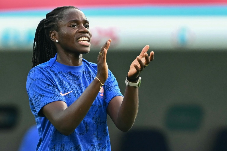 La défenseuse centrale Griedge Mbock, ici à l'entraînement des Bleues à Bâle le 19 juillet 2025, retrouvera ses coéquipières et son brassard de capitaine ce mardi à Caen pour le match retour contre l'Allemagne