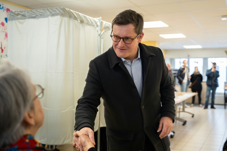 Le candidat PS à la mairie de Lille Arnaud Deslandes vote au premier tour des municipales, le 15 mars 2026 à Lille 