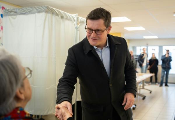 Le candidat PS à la mairie de Lille Arnaud Deslandes vote au premier tour des municipales, le 15 mars 2026 à Lille 