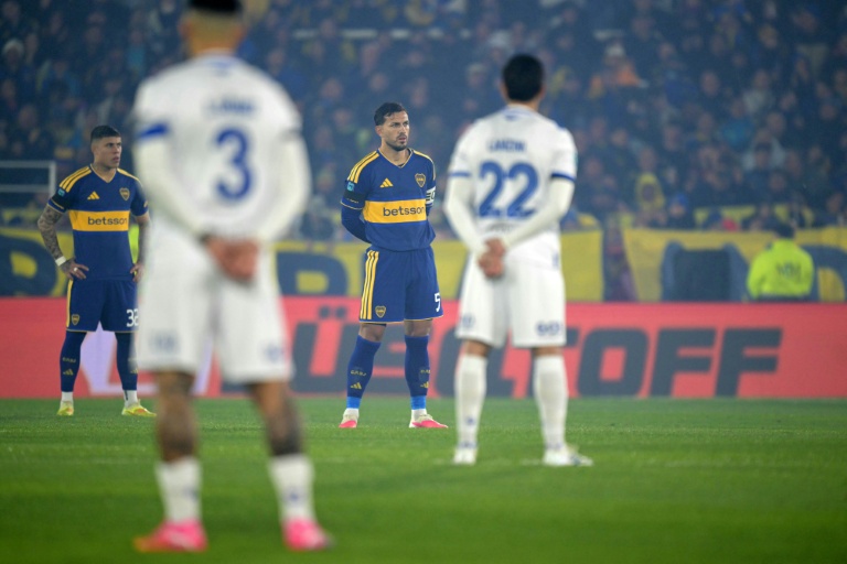 Le milieu de terrain argentin de Boca Juniors Leandro Parades lors d'une minute de silence en hommage au père de Lionel Messi, Jorge, avant un match contre Velez Sarsfield, le 8 août 2026 à Buenos Aires