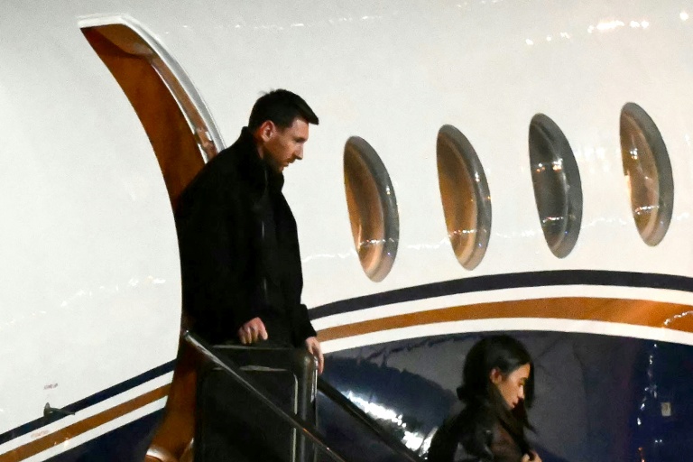 Lionel Messi et son épouse Antonela Roccuzzo, le 8 août 2026, à leur arrivée en jet privé à Rosario en Argentine, où le père et agent de la star du football doit être inhumée