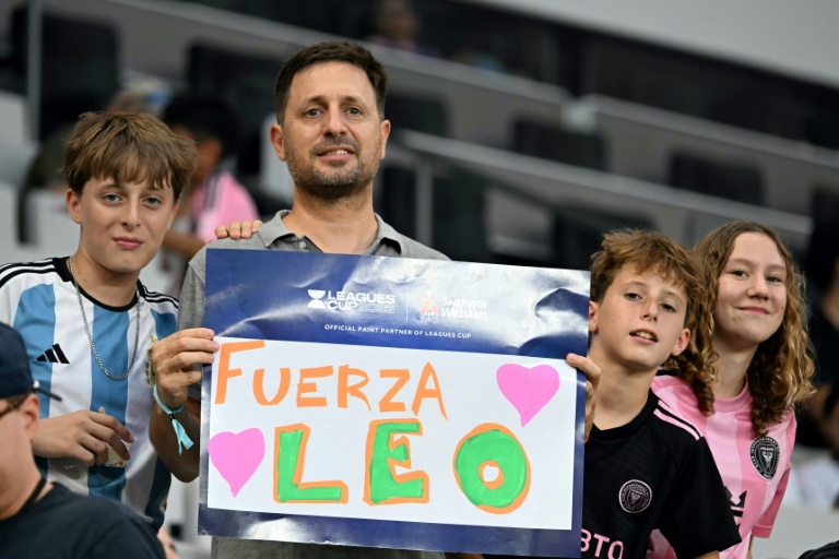 Message de soutien adressé à Lionel Messi, dont le père Jorge est décédé, par des supporters de l'Inter Miami, avant un match contre Monterrey, le 8 août 2026 à Miami