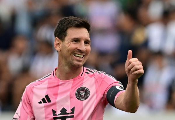 La star du football Lionel Messi fait un signe de la main, le 24 janvier 2026 à Lima