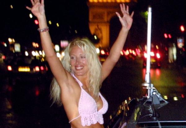 La gagnante Loana roule sur l'avenue la Grande Armée à Paris après avoir quitté le loft, le 05 juillet 2001, à l'issue de la soirée finale de Loft Story diffusée sur la chaîne M6