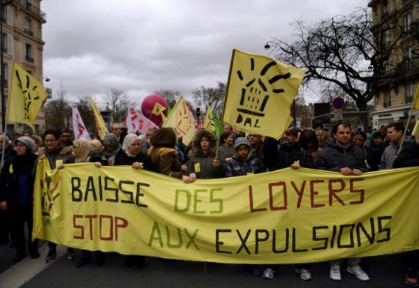 Des manifestants tiennent une banderole de l'association Droit au logement (DAL) à Paris le 19 mars 2017