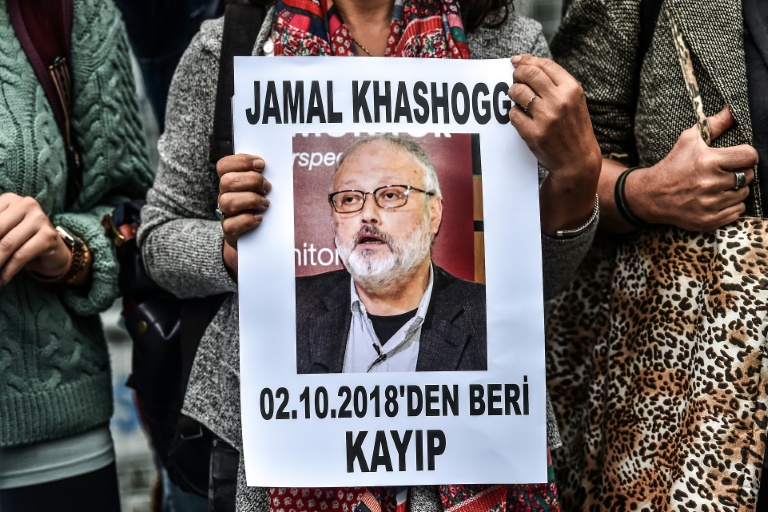 Un portrait du journaliste Jamal Khashoggi sous lequel est écrit 