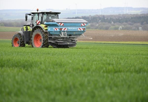 L'examen du projet de loi d'urgence agricole s'apprête à prendre une dimension politique assez inflammable avec l'ajout probable en commission au Sénat de mesures décriées de la loi "Duplomb" sur la réintroduction dérogatoire de certains pesticides
