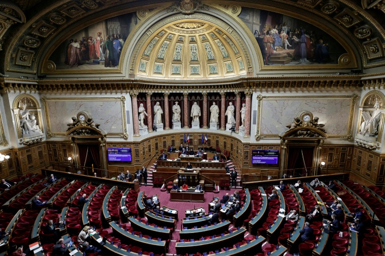 Le Sénat a voté pour insérer dans le projet de loi d'urgence agricole une mesure décriée permettant la réintroduction de pesticides interdits, un irritant majeur pour le gouvernement