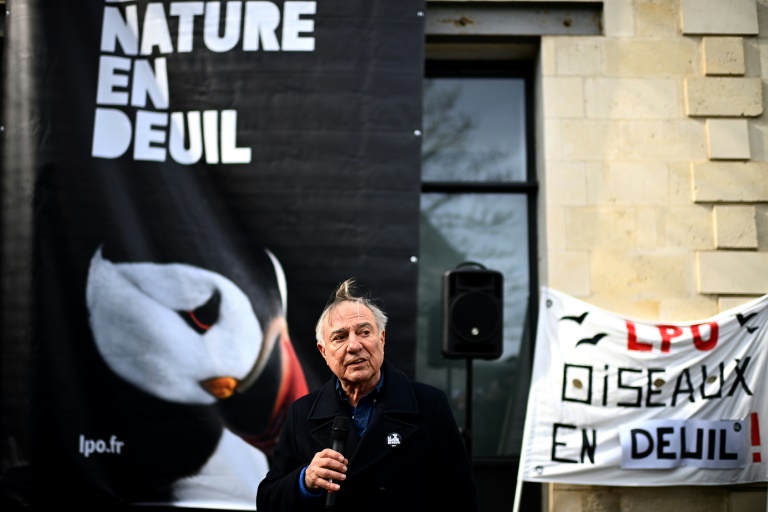 La Ligue de Protection des Oiseaux (LPO), présidée par Allain Bougrain Dubourg, avait organisé l'enterrement symbolique de la biodiversité le 13 mars 2025 à Rochefort (Charente-Maritime)