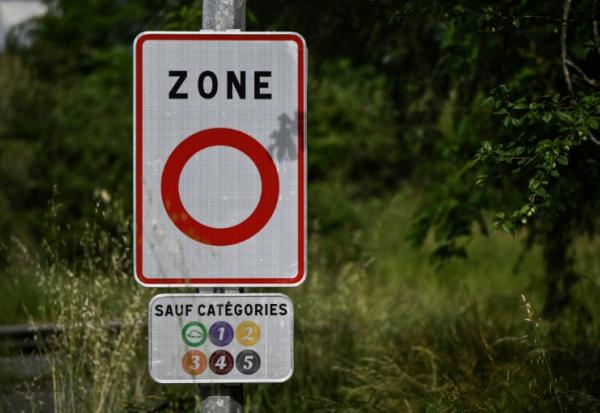 Un panneau annonçant une zone à faible émission (ZFE) à Mérignac en Gironde, le 21 mai 2025