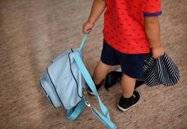 La décision du gouvernement de ne pas inscrire son projet de loi sur la Protection de l'enfance à l'agenda législatif d'ici juin inquiète les associations qui dénoncent un "abandon non assumé"