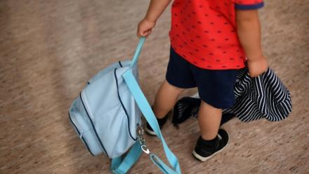 La décision du gouvernement de ne pas inscrire son projet de loi sur la Protection de l'enfance à l'agenda législatif d'ici juin inquiète les associations qui dénoncent un "abandon non assumé"