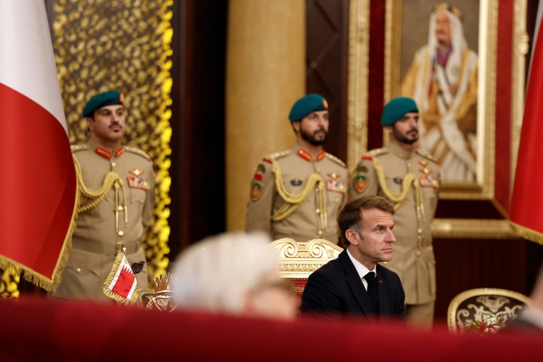 Le président français Emmanuel Macron assiste à une cérémonie de signature d'accord avec le roi de Bahreïn près de Zallaq, le 20 octobre 2026
