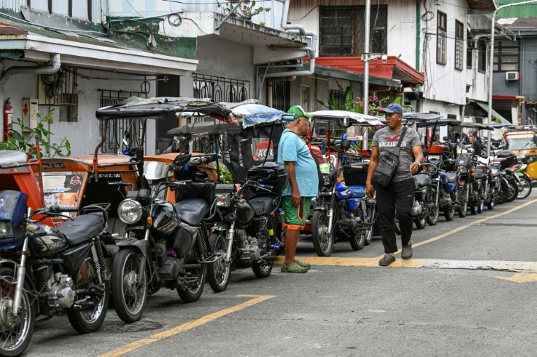 Des tricycles sont stationnés le long d'une rue de Manille (Philippines), le 17 mars 2026