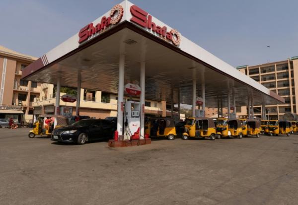 Des véhicules font la queue dans une station-service à Abuja, au Nigeria, le 9 mars 2026, après l'augmentation des tarifs de transport suite à une récente hausse des prix de l'essence